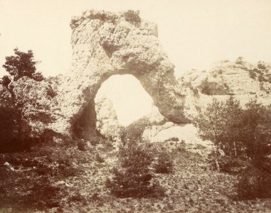Excursion dans la région des Causses (1892).f73.cropped.Montpellier-le-Vieux, porte de Mycènes