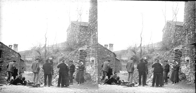 Excursionistes i gent del poble vora la font de Serrat (AFCEC BORDAS X 428)