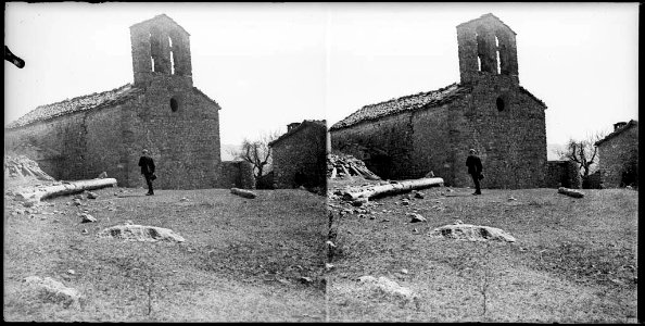 Excursionista davant l'Ermita de Sant Jordi de Cercs