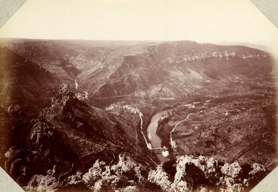 Excursion dans la région des Causses (1892).f64.Gorges du Tarn, au fond le Rozier-Peyreleau