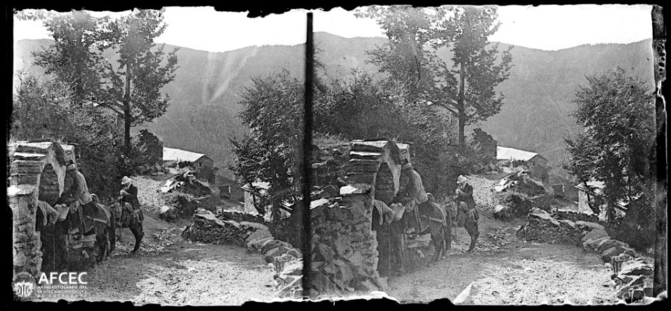 Excursionistes a cavall en un carrer del Serrat