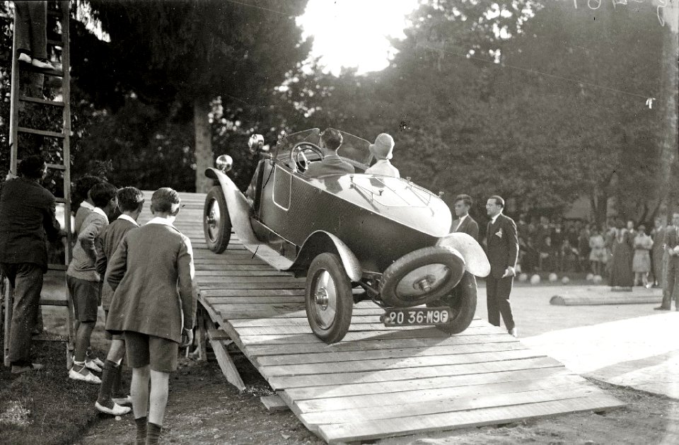 Exhibición de habilidades de un automóvil (3 de 6) - Fondo Car-Kutxa Fototeka