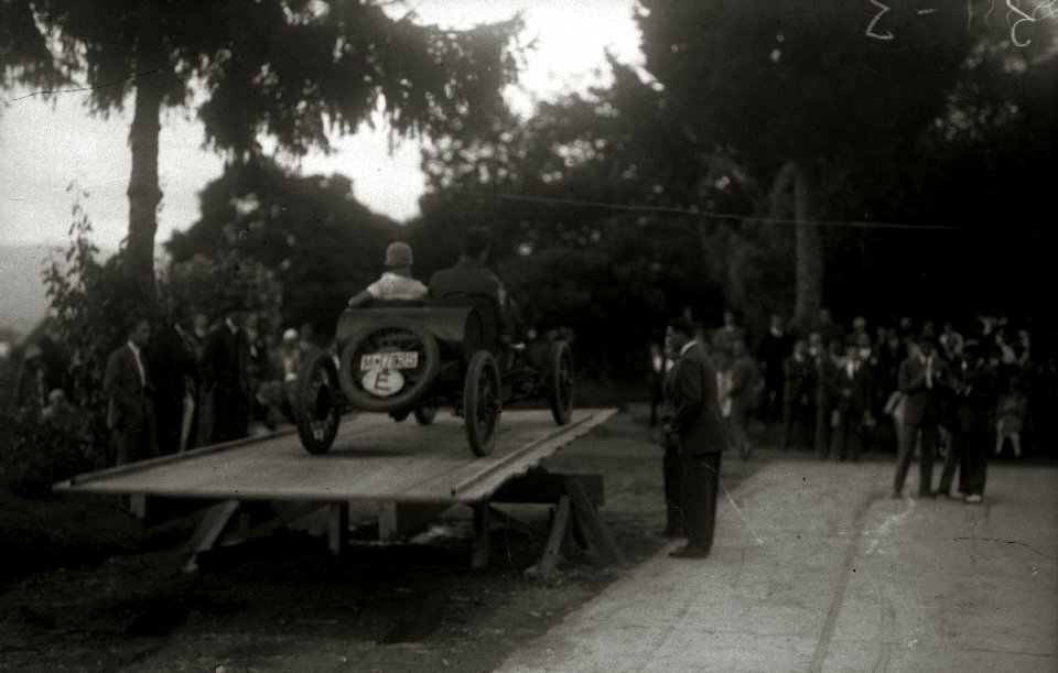 Exhibición de habilidades de un automóvil en una rampa (1 de 4) - Fondo Car-Kutxa Fototeka