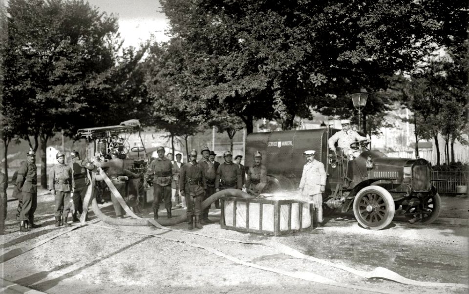 Exhibición del cuerpo de bomberos en el Paseo de los Fueros (1 de 1) - Fondo Car-Kutxa Fototeka