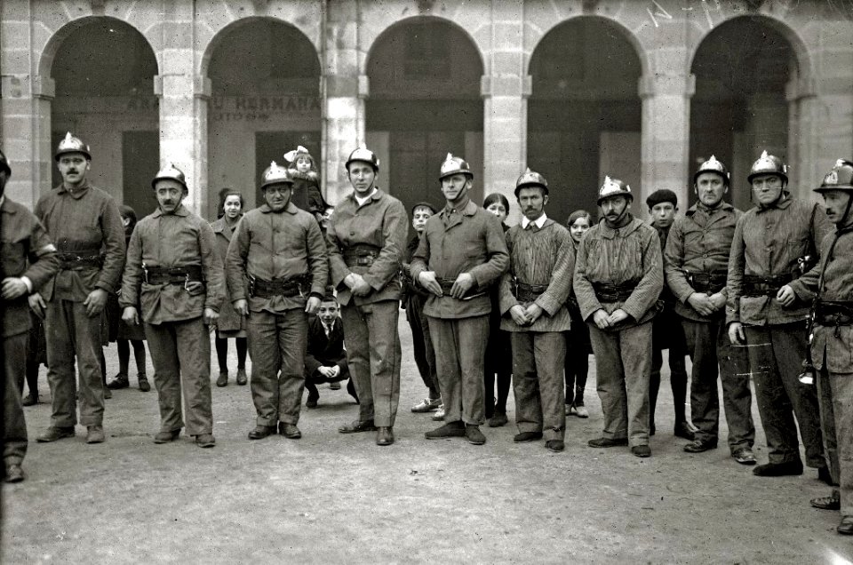 Exhibición del cuerpo de bomberos en la plaza de la Constitución (4 de 8) - Fondo Car-Kutxa Fototeka