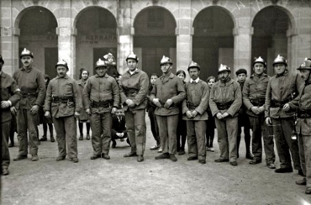 Exhibición del cuerpo de bomberos en la plaza de la Constitución (4 de 8) - Fondo Car-Kutxa Fototeka