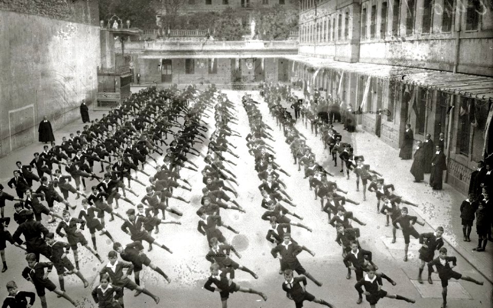 Exhibición de gimnasia de niños escolares en el patio del colegio de San Bernardo, en las instalaciones de los jesuitas (1 de 2) - Fondo Car-Kutxa Fototeka