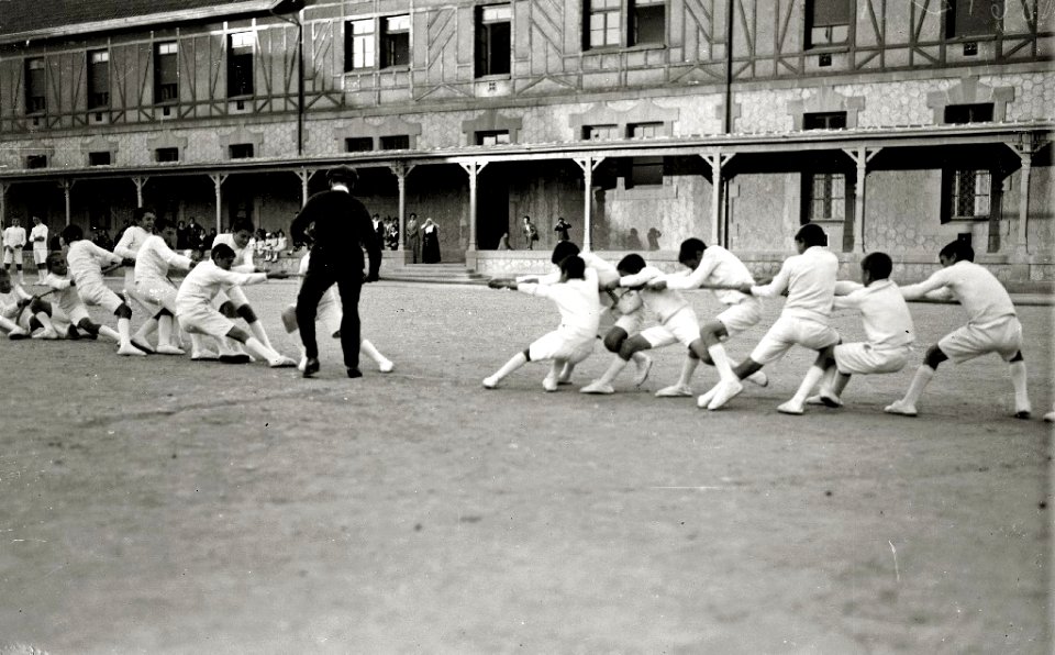 Exhibición de gimnasia infantil en el patio del Asilo Reina Victoria en Zorroaga (3 de 5) - Fondo Car-Kutxa Fototeka