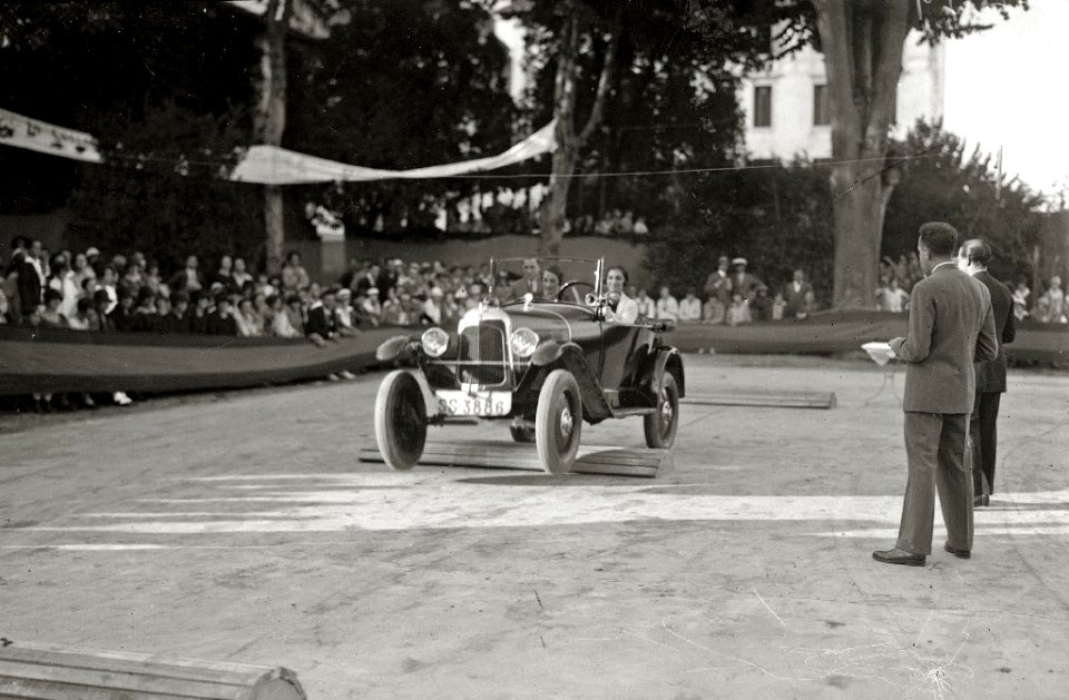 Exhibición de habilidades de un automóvil (2 de 6) - Fondo Car-Kutxa Fototeka