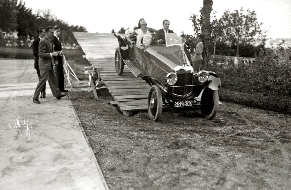 Exhibición de habilidades de un automóvil (6 de 6) - Fondo Car-Kutxa Fototeka