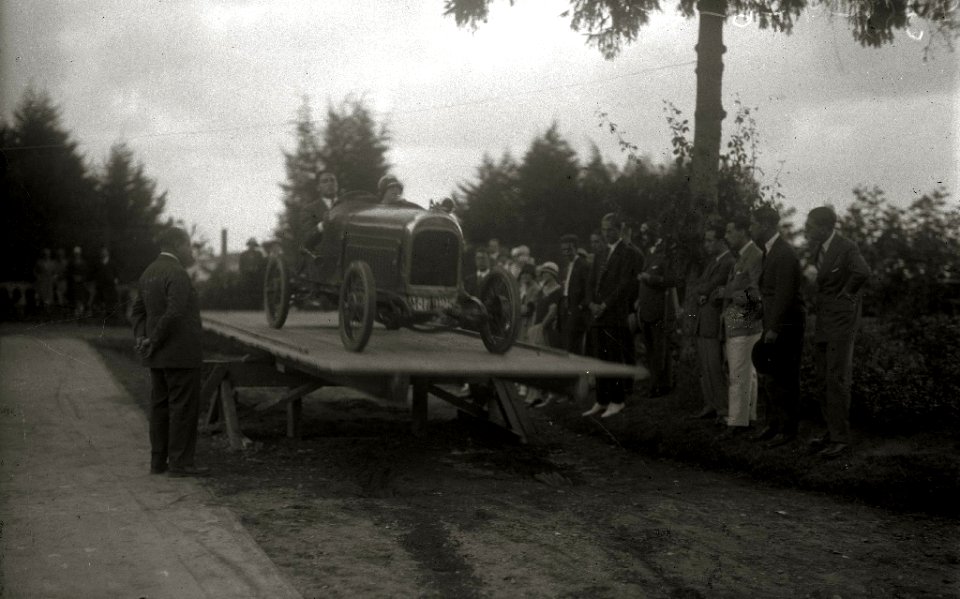 Exhibición de habilidades de un automóvil en una rampa (4 de 4) - Fondo Car-Kutxa Fototeka
