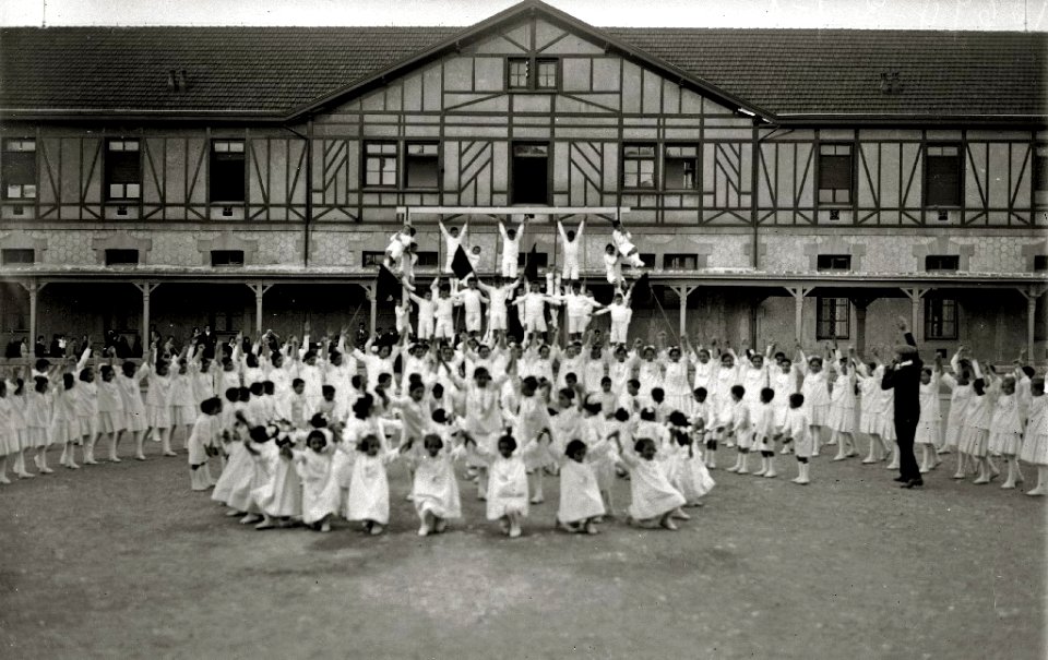 Exhibición de gimnasia infantil en el patio del Asilo Reina Victoria en Zorroaga (5 de 5) - Fondo Car-Kutxa Fototeka