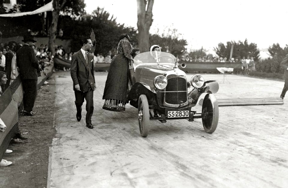 Exhibición de habilidades de un automóvil (4 de 6) - Fondo Car-Kutxa Fototeka
