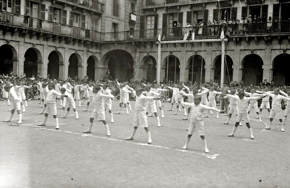 Exhibición gimnastica y deportiva de un grupo de niños en la plaza de la Constitución (4 de 6) - Fondo Car-Kutxa Fototeka