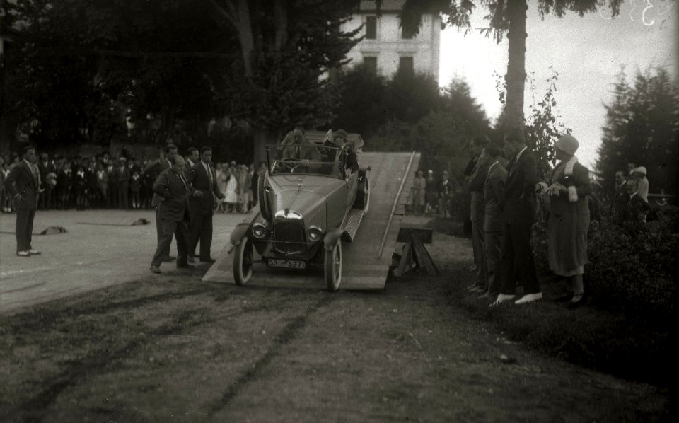 Exhibición de habilidades de un automóvil en una rampa (2 de 4) - Fondo Car-Kutxa Fototeka
