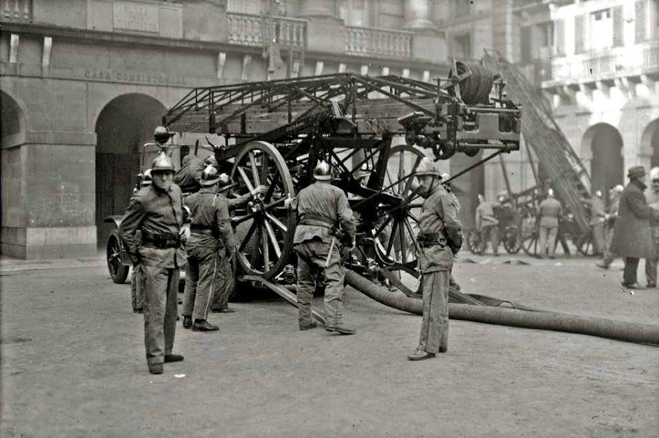 Exhibición del cuerpo de bomberos en la plaza de la Constitución (1 de 8) - Fondo Car-Kutxa Fototeka