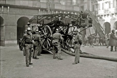 Exhibición del cuerpo de bomberos en la plaza de la Constitución (1 de 8) - Fondo Car-Kutxa Fototeka