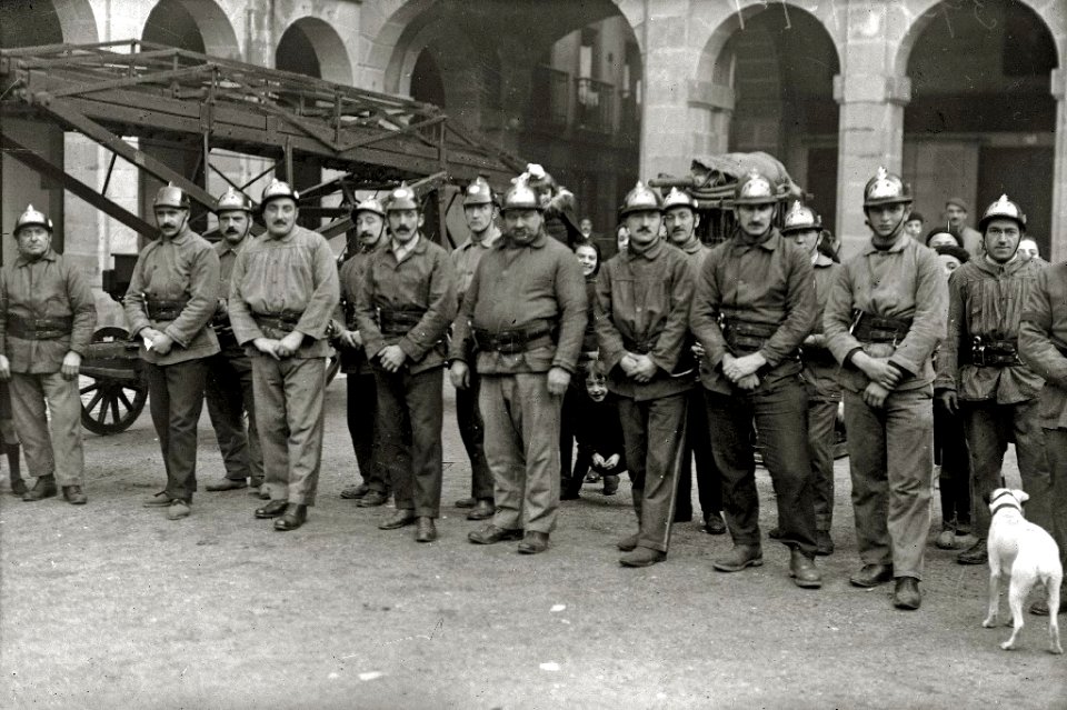 Exhibición del cuerpo de bomberos en la plaza de la Constitución (5 de 8) - Fondo Car-Kutxa Fototeka