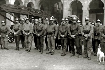 Exhibición del cuerpo de bomberos en la plaza de la Constitución (5 de 8) - Fondo Car-Kutxa Fototeka