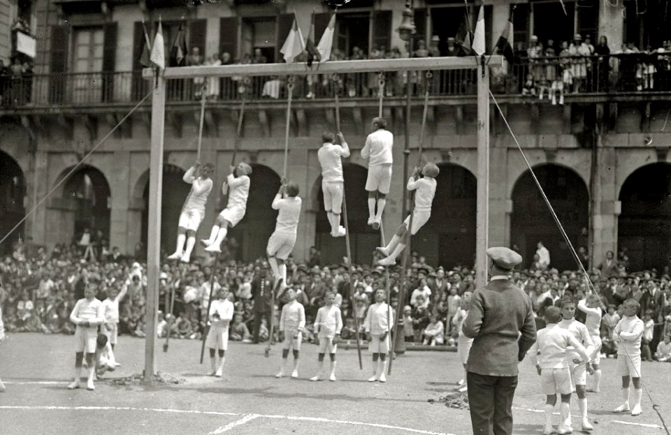 Exhibición gimnastica y deportiva de un grupo de niños en la plaza de la Constitución (6 de 6) - Fondo Car-Kutxa Fototeka