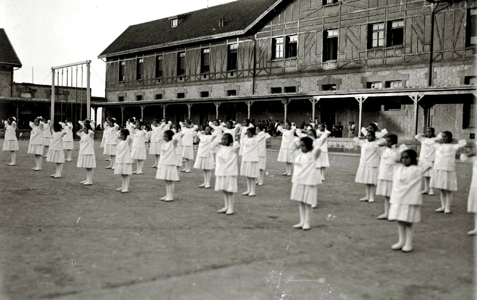 Exhibición de gimnasia infantil en el patio del Asilo Reina Victoria en Zorroaga (2 de 5) - Fondo Car-Kutxa Fototeka
