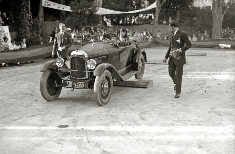 Exhibición de habilidades de un automóvil (5 de 6) - Fondo Car-Kutxa Fototeka