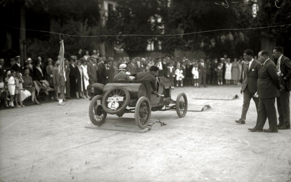 Exhibición de habilidades de un automóvil en una rampa (3 de 4) - Fondo Car-Kutxa Fototeka