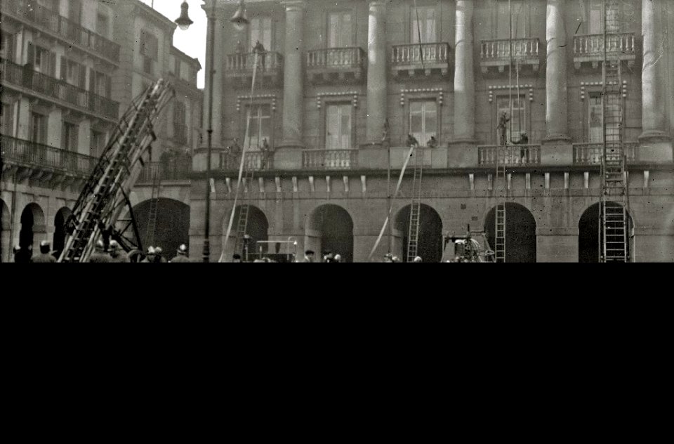 Exhibición del cuerpo de bomberos en la plaza de la Constitución (2 de 8) - Fondo Car-Kutxa Fototeka