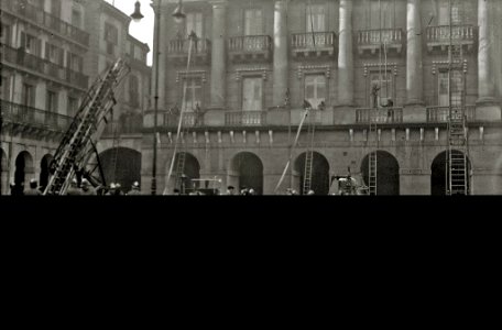 Exhibición del cuerpo de bomberos en la plaza de la Constitución (2 de 8) - Fondo Car-Kutxa Fototeka