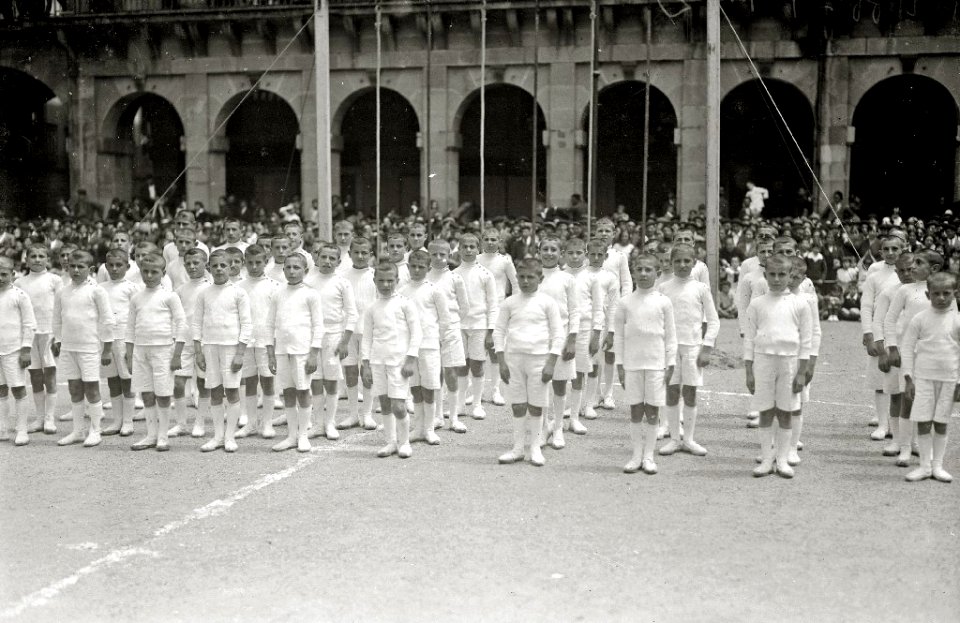 Exhibición gimnastica y deportiva de un grupo de niños en la plaza de la Constitución (1 de 6) - Fondo Car-Kutxa Fototeka