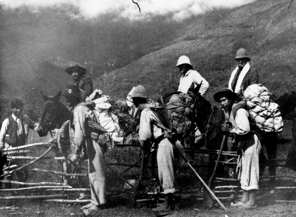 Expeditionen färdig till uppbrott. Bärarna äro quichuaindianer. Moxos Province. Bolivia - SMVK - 002388