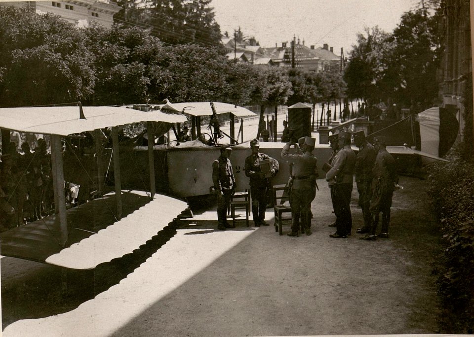 Exllz.G.O.v.Krobatin Kmdt.der 10.Armee besichtigt den erbeuteten photogr.Apparat und die damit gemachten Aufklärungsaufnahmen. (BildID 15798985)