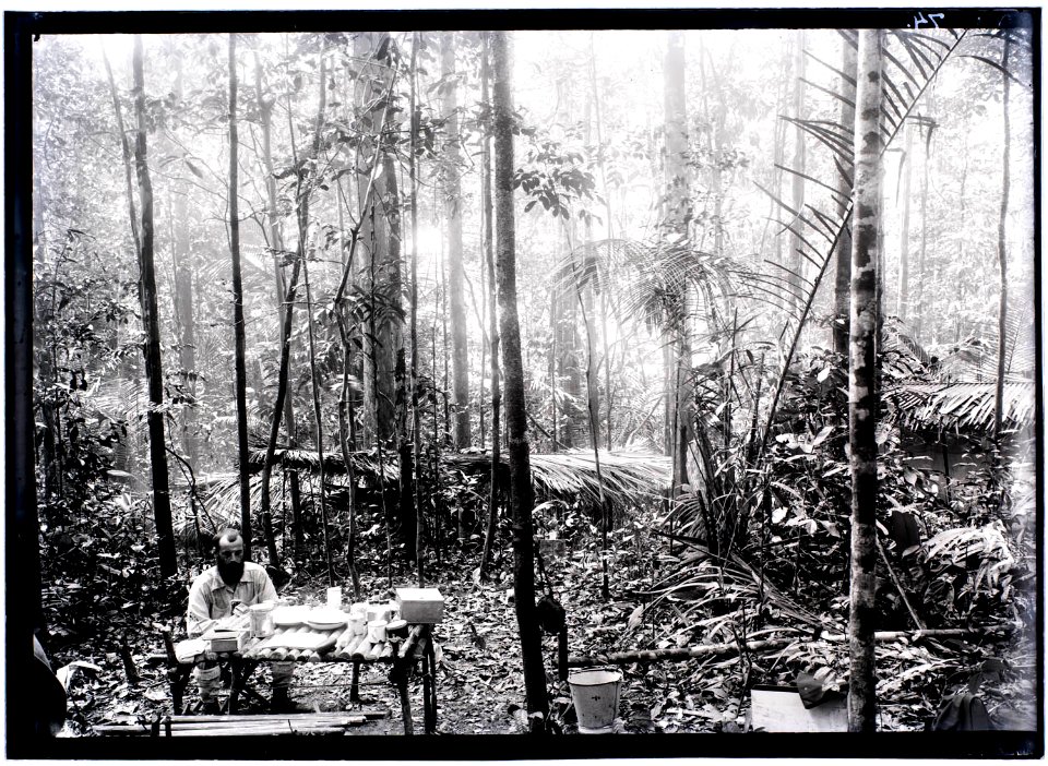 Expeditielid G.M. Versteeg in kampement nabij de Tapanahoni-rivier