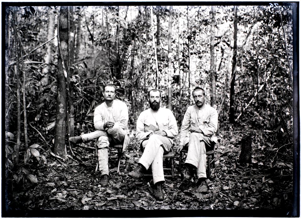 Expeditieleden A. Franssen Herderschee, G.M. Versteeg en C.H. de Goeje op het bivak bij de Papadron-val in de Paloemeu-rivier