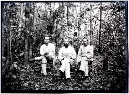 Expeditieleden A. Franssen Herderschee, G.M. Versteeg en C.H. de Goeje op het bivak bij de Papadron-val in de Paloemeu-rivier