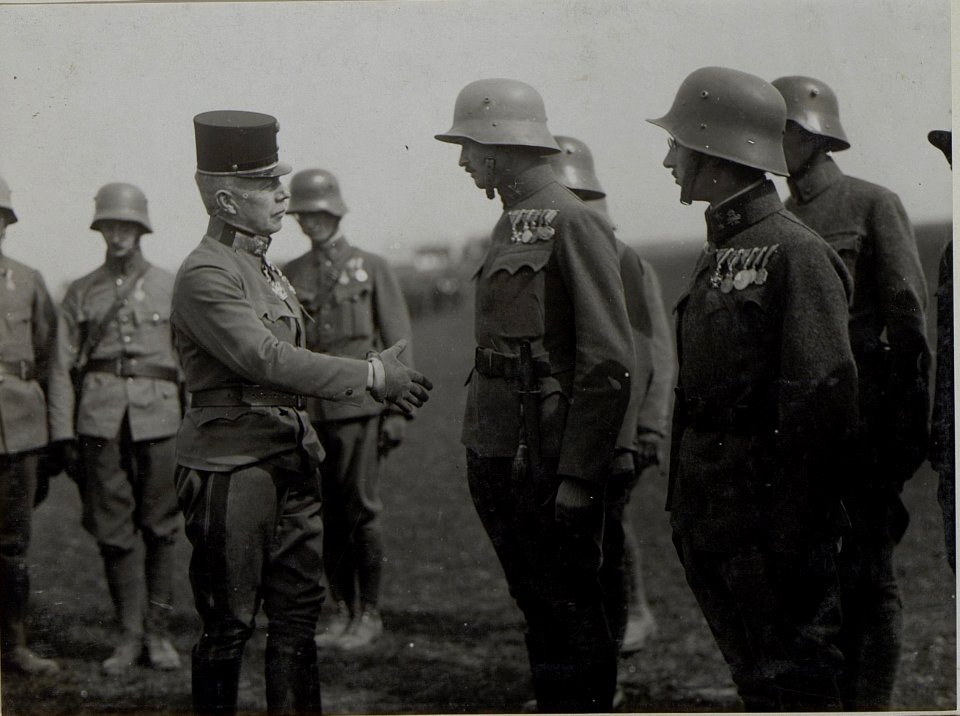 Exllz.Fmlt.v.Boog, Kmdt d.25.I.T.D. verabschiedet sich anlässlich seines Abgehens auf einen anderen Kriegsschauplatz von den Offiz. der Deutschmeister. (BildID 15447171)