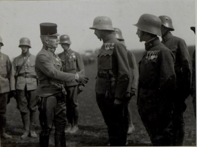 Exllz.Fmlt.v.Boog, Kmdt d.25.I.T.D. verabschiedet sich anlässlich seines Abgehens auf einen anderen Kriegsschauplatz von den Offiz. der Deutschmeister. (BildID 15447171)