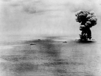 Explosion of the Japanese battleship Yamato on 7 April 1945 (80-G-413914) photo