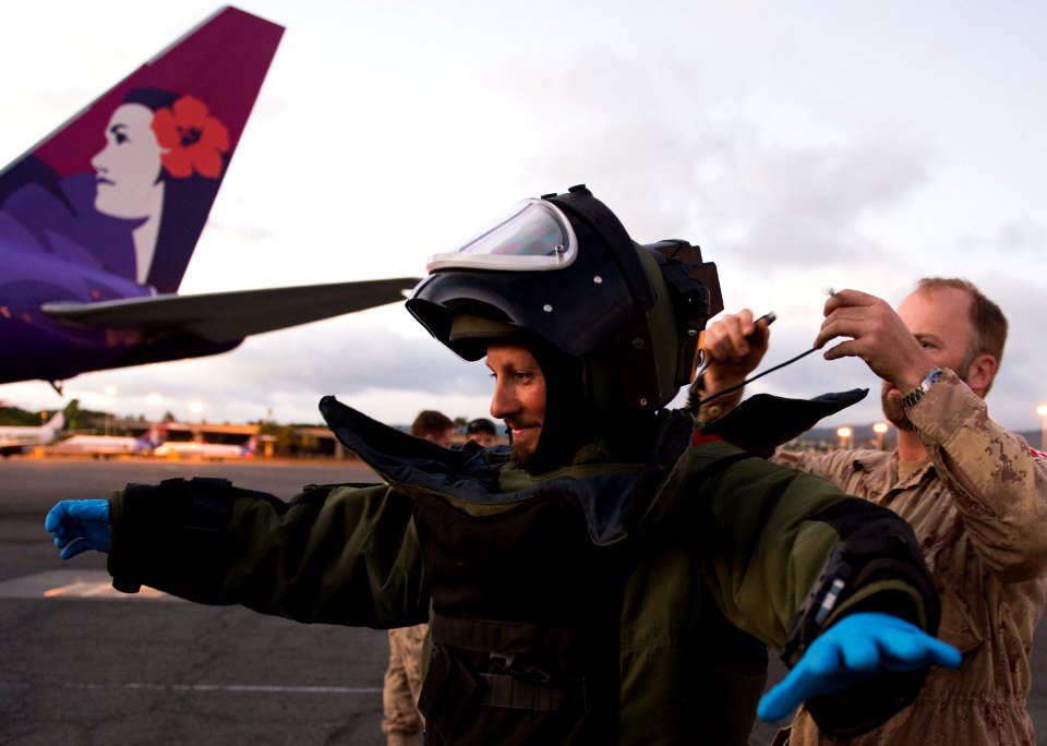 Explosive ordnance disposal exercise, RIMPAC 2014 140715-N-GO855-109