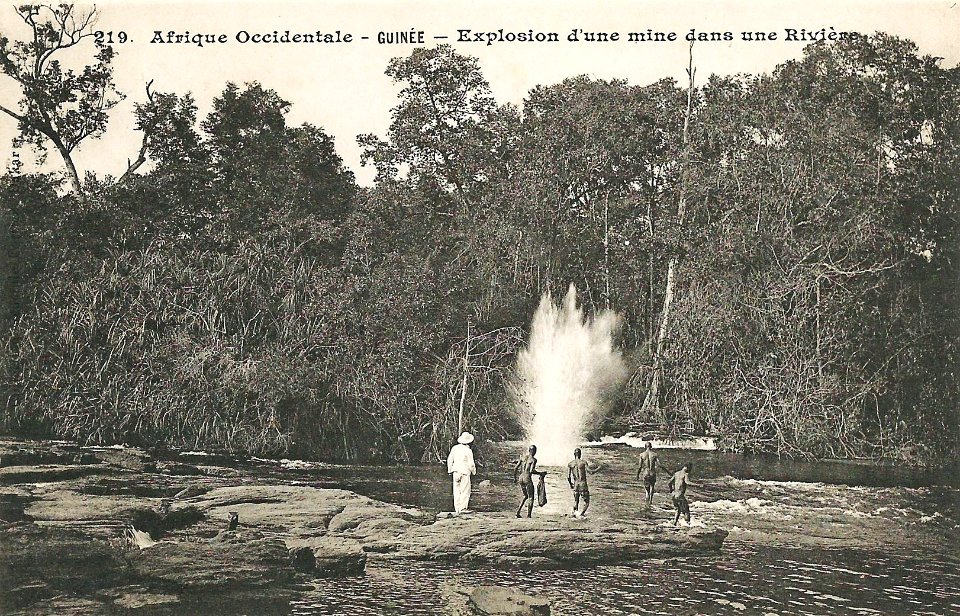 Explosion d'une mine dans une rivière (Guinée)