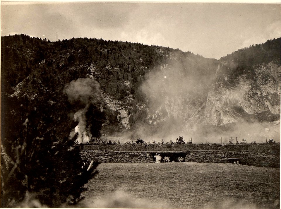 Explosion einer Vorfeldmine, aufgenommen am 9.April 1916 (BildID 15473248)