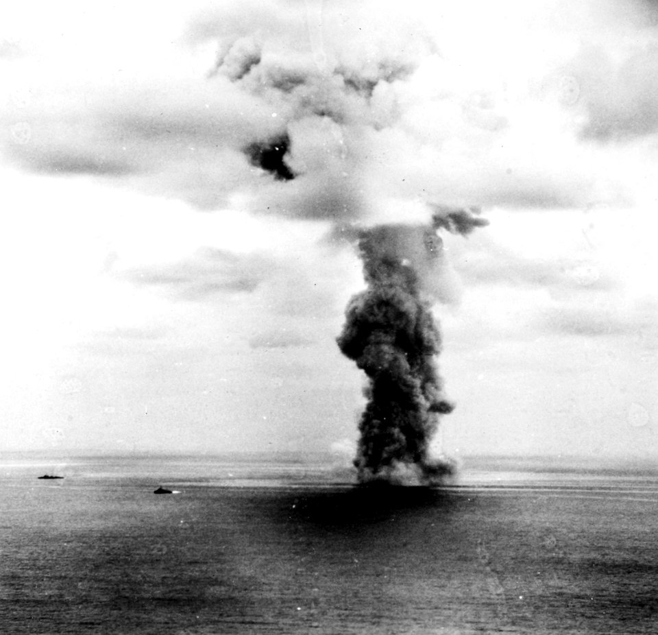 Explosion of the Japanese battleship Yamato, 7 April 1945 (NH 62584)