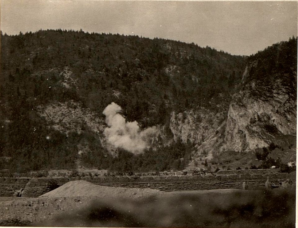 Explosion der Mine 28 cm behelfsmässigen Minenwerfers, aufgenommen am 9. April 1916 (BildID 15473234)