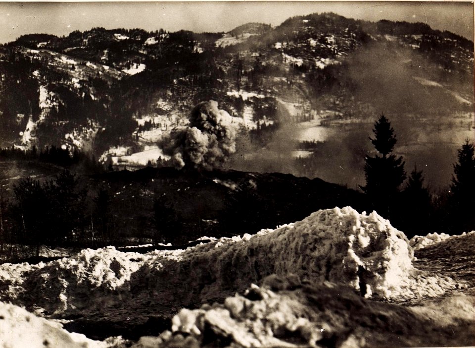 Explosion einer 40cm Mine (Techn.Kurs i.Oberfellach.) (BildID 15494711)