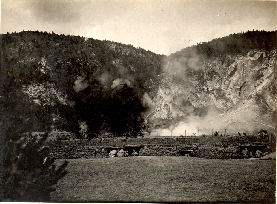 Explosion einer Vorfeldmine durch elektrische Fernzündung, aufgenommen am 9. April 1916 (BildID 15473255)