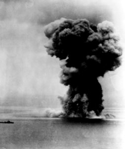 Explosion of the Japanese battleship Yamato, on 7 April 1945 (NH 62582)