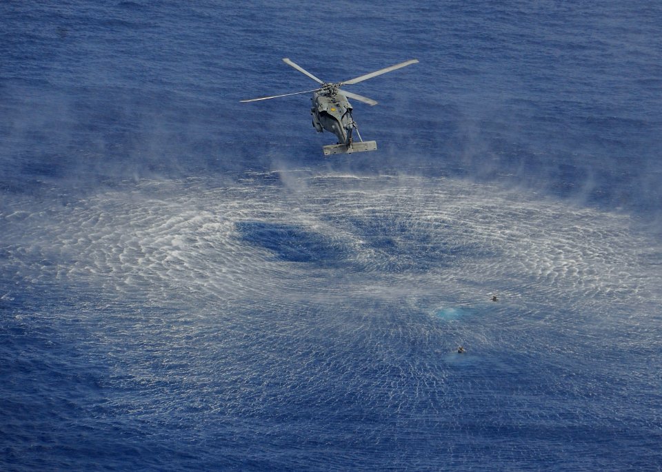 Explosive Ordnance Disposal (EOD) Mobile Unit Six, platoon 621, conducts a mine exercise during Exercise Malabar 2015