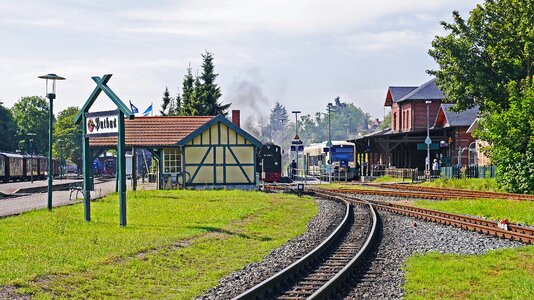 Normal track connection station building