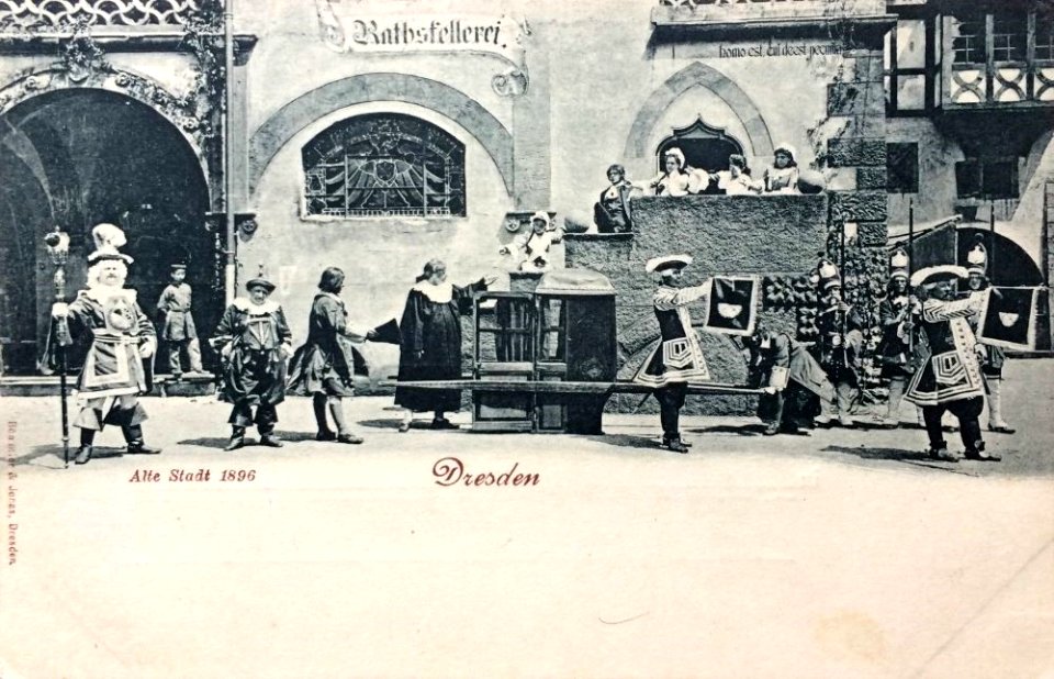 Exposición El casco antiguo ayuntamiento postal ropa bella época dresde