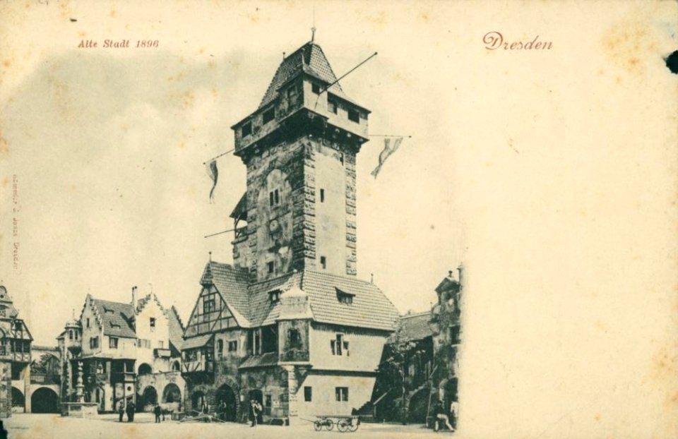 Exposición El casco antiguo banderas torre postal bella época dresde